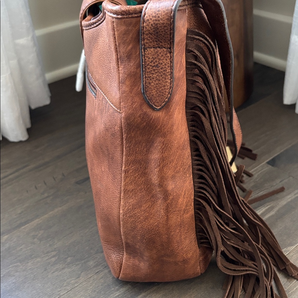 Ariat Betsy Shoulder Bag,distressed leather,fringe,snap top,concho, zip pocket - Picture 12 of 13